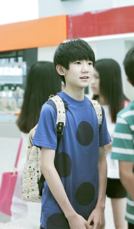 #和王源益起来# #王源# 【源纪年Royera】【伴你成长，为你护航，待你成王】【140717广州白云机场】星沉海底当窗见，雨过河源隔座看。