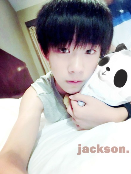 #TFBOYS# 清凉一下，一起走吧！我有点窒息，最近的去水印修图，九张根本不够放！大哥！ （by@怪傻人） 【啥子，混奇怪的东西进去？不要在意细节哈哈