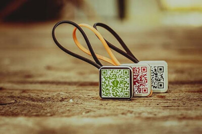 由aiia设计的二维码钥匙扣（Talisman QR Code Keychain），一个简单的金属片上印刷各种 形状和颜色的二维码，再配上一条真皮链子，就成了漂亮的钥匙扣。它可以作为企业促销的有效 工具。