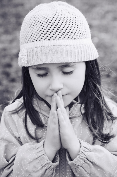 Little girl praying 正在祈祷的小女孩