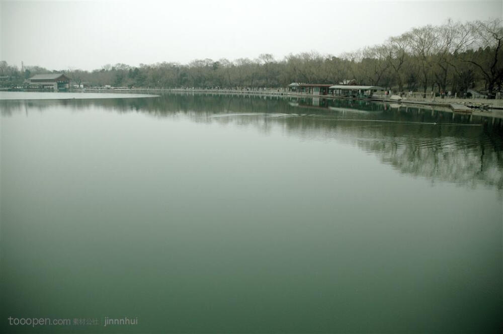 北海公园宁静的湖面北京名胜古迹旅游摄影背景桌面壁纸图片素材