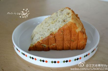 #小食光#戚风蛋糕是&amp;quot;CHIFFON CAKE&amp;quot;的音译。CHIFFON是“雪纺绸”的意思，单看名字，就知道这是一种细腻柔软如丝绸的蛋糕.制作它需要掌握很多技巧,我虚心学习并且小心翼翼成功完成了五个戚风蛋糕,但最满意的就是香蕉戚风蛋糕,柔软到了极致不说,香蕉的水果香味能俘虏所有人的舌头和胃!