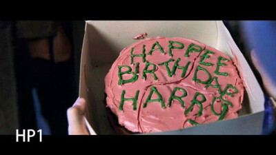 【HAPPEE BIRTHDAE HARRY】小哈利11岁的晚上，海格驾到。海格给了哈利亲手做的蛋糕。注意上面的拼写：“HAPPEE BIRTHDAE HARRY”。于是每到哈利波特的生日时，网上总会有这个可爱的拼写