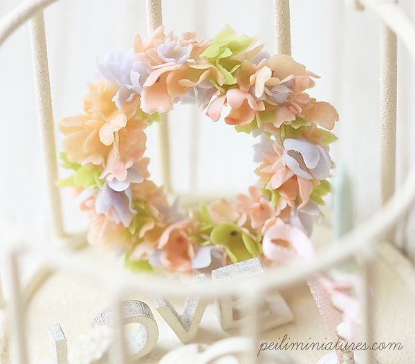 ??? Dollhouse Miniature Plant - Dreamy Flower Wreath 1/12 Scale Miniatures-dollhouse miniatures, peili miniatures, shabby chic 1:12, shabby chic dollshouse, shabby chic miniatures, english ivy wreath 1/12.Measures approximately 3cm in diameter and about