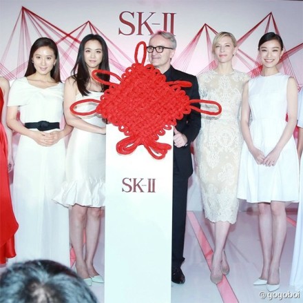 #who wears what# 昨天SKII上海的活动上，Cate Blanchett、汤唯、倪妮和金喜爱四位女星同时穿白裙亮相。这场景就像西游记里“四圣试禅心”那一回，美艳的女庄主带着三个漂亮女儿让猪八戒挑。女主人Cate Blanchett威严，大女儿金喜爱端庄，二女儿汤唯粗短，小女儿倪妮稚嫩。若你是猪八戒，你会挑谁呢？