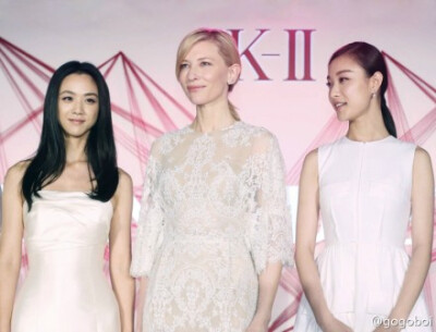 #who wears what# 昨天SKII上海的活动上，Cate Blanchett、汤唯、倪妮和金喜爱四位女星同时穿白裙亮相。这场景就像西游记里“四圣试禅心”那一回，美艳的女庄主带着三个漂亮女儿让猪八戒挑。女主人Cate Blanchett威…