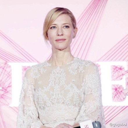 #who wears what# 昨天SKII上海的活动上，Cate Blanchett、汤唯、倪妮和金喜爱四位女星同时穿白裙亮相。这场景就像西游记里“四圣试禅心”那一回，美艳的女庄主带着三个漂亮女儿让猪八戒挑。女主人Cate Blanchett威严，大女儿金喜爱端庄，二女儿汤唯粗短，小女儿倪妮稚嫩。若你是猪八戒，你会挑谁呢？