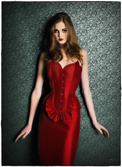 Etsy｜V-Couture，Corset與項鏈。