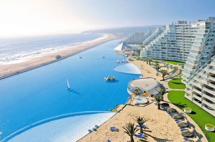 【世界上最大游泳池】位于智利的San Alfonso del Mar(圣阿方索渡假村)拥有世界上最大的游泳池，占地约八公顷，最大深度为35米，池水抽取自太平洋的海水，经处理过滤后注入泳池，实在是太美了！