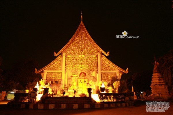 从夜市回来时顺便去契迪龙寺看了个夜景，夜晚的寺庙几乎看不到游人，显得更加的神圣。