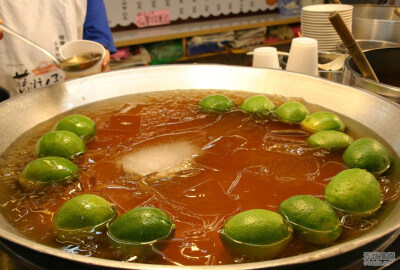 台湾美食---柠檬茶，是用一颗颗柠檬做出来的，很好喝~