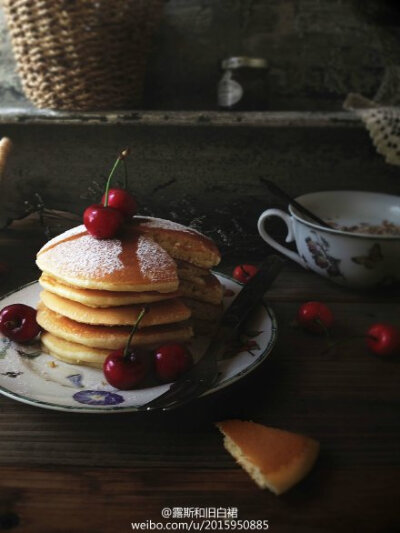 周五的#早餐#煎pancake,酸奶和谷物，一口松软甜蜜，满心喜悦的候着周末。