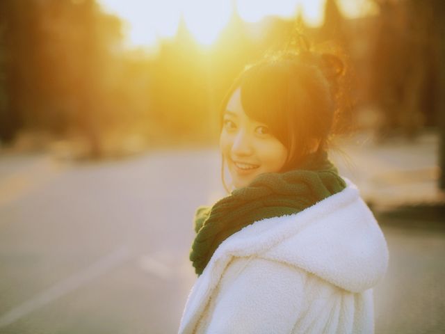 花谢花飞飞满天，红消香断有谁怜？游丝软系飘春榭，落絮轻沾扑绣帘。闺中女儿惜春暮，愁绪满怀无释处。手把花锄出绣帘，忍踏落花来复去？ 柳丝榆荚自芳菲，不管桃飘与李飞。桃李明年能再发，明年闺中知有谁？ 三月香巢已垒成，梁间燕子太无情！明年花发虽可啄，却不道人去梁空巢也倾。 一年三百六十日，风刀霜剑严相逼。明媚鲜妍能几时？一朝飘泊难寻觅。花开易见落难寻，阶前闷杀葬花人。独倚花锄泪暗洒，洒上空枝见血痕。杜鹃无语正黄昏，荷锄归去掩重门。青灯照壁人初睡，冷雨敲窗被未温。怪奴底事倍伤神？半为怜春半恼春。怜春忽至恼忽去，至又无言去不闻。昨宵庭外悲歌发，知是花魂与鸟魂。花魂鸟魂总难留，鸟自无言花自羞。