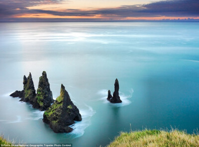 冰岛的黑色玄武岩柱群“雷尼斯德兰格”（Reynisdrangar），座落于冰岛南部的雷尼斯佳尔山脚下。据传说，3名巨人试图将一艘三桅帆船拉上岸，但没有成功。黎明时分，他们在阳光照射后变成了石柱