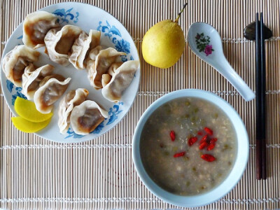 蒸饺+薏米绿豆粥+库尔勒香梨