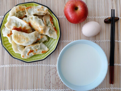 煎水饺+白粥+煮蛋+苹果