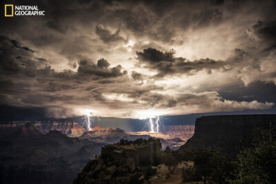 Night of Lightning at Grand Canyon / by Rolf Maeder 大峡谷的闪电