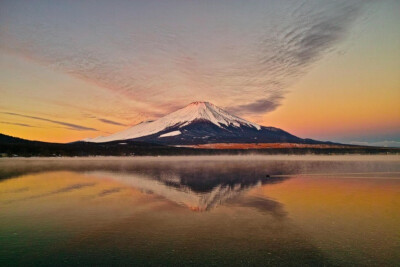 富士山在日本人心中得地位，大概相当于黄河对于中国，常常被用作母亲的象征。日本摄影师木村春充(Kimura Harumitu)发布了他多年来拍摄的富士山。由于富士山整体呈椭圆形，所以在地面上从各个角度来看都是完美的椎体…