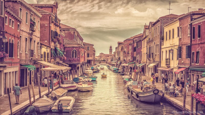 Henry von Huch为我们熟悉的城市景色披上了一层近乎浪漫的色彩，尤其是当这样的色彩被运用到威尼斯这个城市的时候，水上之城显得尤为的梦幻。