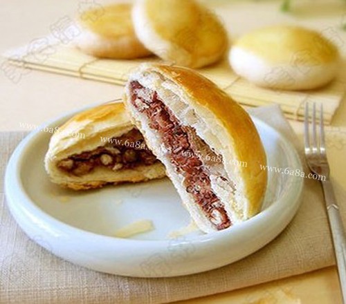 香酥红豆饼的做法 工 艺：烘焙口 味：其它味难 度：初中水平人 数：2准备时间：30分钟烹饪时间：&amp;lt;15分钟 香酥红豆饼的主料：低筋面粉350克、红豆500克 香酥红豆饼的辅料：白糖40克、水100克、黄油40克、色拉油60克 香酥红豆饼的做法： 1、将面粉过筛，分别把两种面和好，放在一边松弛半个小时左右…http://www.6a8a.com/caipu/67824/