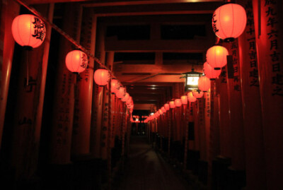 以狐狸为主神的京都伏见稻荷神社迎来本宫祭，社内点起上千只灯笼，将闻名世界的数千只红色鸟居映照得格外鲜红，夜晚步入其中，还真有一种置身异界，随时遇到狐仙的鬼魅感……