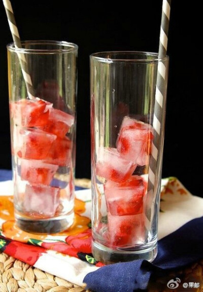 自制水果冰块，把心爱的水果混合冻起来，放进喜欢的饮料中~很想喝吧！