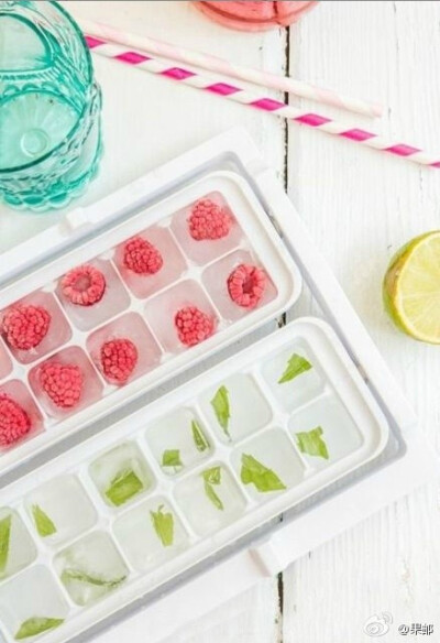 自制水果冰块，把心爱的水果混合冻起来，放进喜欢的饮料中~很想喝吧！