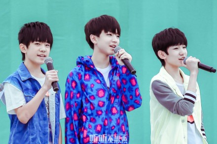 #TFBOYS# #陪TFBOYS长大# 第一张，看妈妈干嘛看摄像机呀！第二张，笑~第三张，大家好我们是TFBOYS！第四张，大哥：向左看齐！第五张，咦？第六张，话筒没声音导演收获[盯——]x3！【20140724 我们一起来 节目录制 6p】