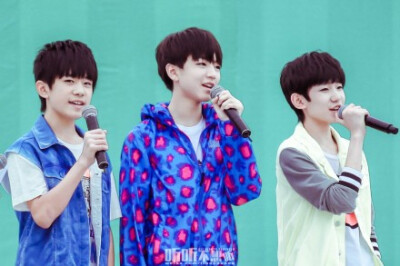 #TFBOYS# #陪TFBOYS长大# 第一张，看妈妈干嘛看摄像机呀！第二张，笑~第三张，大家好我们是TFBOYS！第四张，大哥：向左看齐！第五张，咦？第六张，话筒没声音导演收获[盯——]x3！【20140724 我们一起来 节目录制 6p…