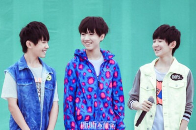 #TFBOYS# #陪TFBOYS长大# 第一张，看妈妈干嘛看摄像机呀！第二张，笑~第三张，大家好我们是TFBOYS！第四张，大哥：向左看齐！第五张，咦？第六张，话筒没声音导演收获[盯——]x3！【20140724 我们一起来 节目录制 6p…