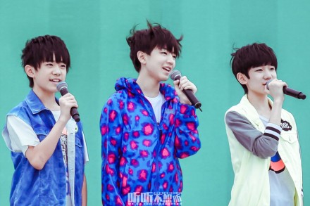 #TFBOYS# #陪TFBOYS长大# 第一张，看妈妈干嘛看摄像机呀！第二张，笑~第三张，大家好我们是TFBOYS！第四张，大哥：向左看齐！第五张，咦？第六张，话筒没声音导演收获[盯——]x3！【20140724 我们一起来 节目录制 6p】