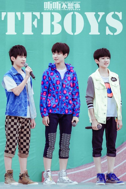 #TFBOYS# #陪TFBOYS长大# 第一张，看妈妈干嘛看摄像机呀！第二张，笑~第三张，大家好我们是TFBOYS！第四张，大哥：向左看齐！第五张，咦？第六张，话筒没声音导演收获[盯——]x3！【20140724 我们一起来 节目录制 6p】