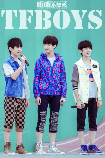 #TFBOYS# #陪TFBOYS长大# 第一张，看妈妈干嘛看摄像机呀！第二张，笑~第三张，大家好我们是TFBOYS！第四张，大哥：向左看齐！第五张，咦？第六张，话筒没声音导演收获[盯——]x3！【20140724 我们一起来 节目录制 6p…