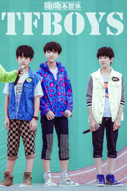 #TFBOYS# #陪TFBOYS长大# 第一张，看妈妈干嘛看摄像机呀！第二张，笑~第三张，大家好我们是TFBOYS！第四张，大哥：向左看齐！第五张，咦？第六张，话筒没声音导演收获[盯——]x3！【20140724 我们一起来 节目录制 6p】