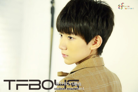  #TFBOYS青春修炼手册#这个暑假的节奏，有没有跟着TFBOYS一起左手右手慢动作“动”起来呢？听到如此欢快的旋律，是不是又开始期待看到这首歌曲的MV是什么样的呢？当然，离MV的正式发布还有一段时间，不过，大家觉得这首歌应该配上怎样的画面呢？ http://t.cn/RP4IcgP