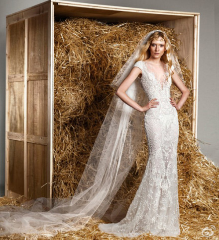 【Zuhair Murad Spring 2015 Bridal 2】繁复精美的装饰，蕾丝、薄纱、刺绣间默契的呼应，头纱、披肩、大裙摆等元素所装点出的美好，本季似乎任何元素都被设计师幻化成无限的奢华与浪漫，并同时在优雅与梦幻间，以及稻草为背景的强烈对比下打造出美的似童话般的#婚纱#系列！