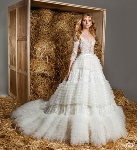 【Zuhair Murad Spring 2015 Bridal 2】繁复精美的装饰，蕾丝、薄纱、刺绣间默契的呼应，头纱、披肩、大裙摆等元素所装点出的美好，本季似乎任何元素都被设计师幻化成无限的奢华与浪漫，并同时在优雅与梦幻间，以及稻草为背景的强烈对比下打造出美的似童话般的#婚纱#系列！