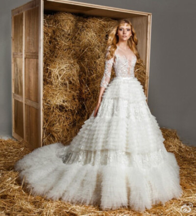 【Zuhair Murad Spring 2015 Bridal 2】繁复精美的装饰，蕾丝、薄纱、刺绣间默契的呼应，头纱、披肩、大裙摆等元素所装点出的美好，本季似乎任何元素都被设计师幻化成无限的奢华与浪漫，并同时在优雅与梦幻间，以及…