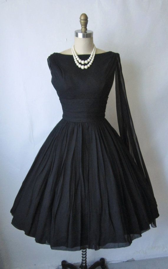 50's Dress...Cute silhouette to recreate for a wedding. Change the color &amp;amp; add embellishment that make you feel like a bride that stayed in her 'budget'. Work with your dressmaker to achieve this look.复古小礼服。曦