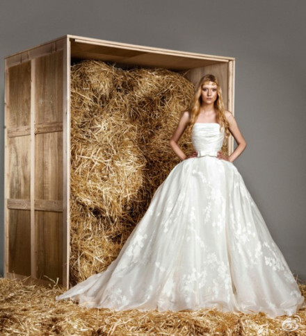 【Zuhair Murad Spring 2015 Bridal 2】繁复精美的装饰，蕾丝、薄纱、刺绣间默契的呼应，头纱、披肩、大裙摆等元素所装点出的美好，本季似乎任何元素都被设计师幻化成无限的奢华与浪漫，并同时在优雅与梦幻间，以及稻草为背景的强烈对比下打造出美的似童话般的#婚纱#系列！