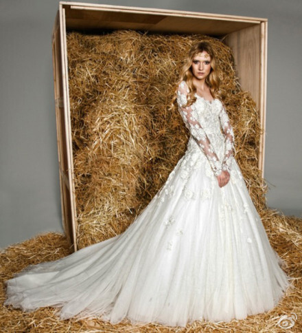 【Zuhair Murad Spring 2015 Bridal 2】繁复精美的装饰，蕾丝、薄纱、刺绣间默契的呼应，头纱、披肩、大裙摆等元素所装点出的美好，本季似乎任何元素都被设计师幻化成无限的奢华与浪漫，并同时在优雅与梦幻间，以及稻草为背景的强烈对比下打造出美的似童话般的#婚纱#系列！