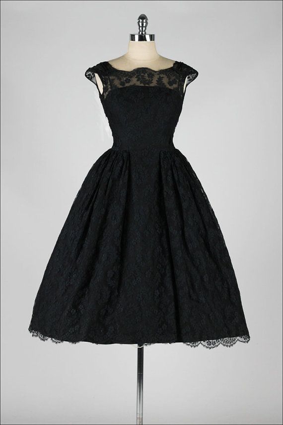 vintage 1950s dress . black chantilly lace . by millstreetvintage 黑色复古小礼裙。曦