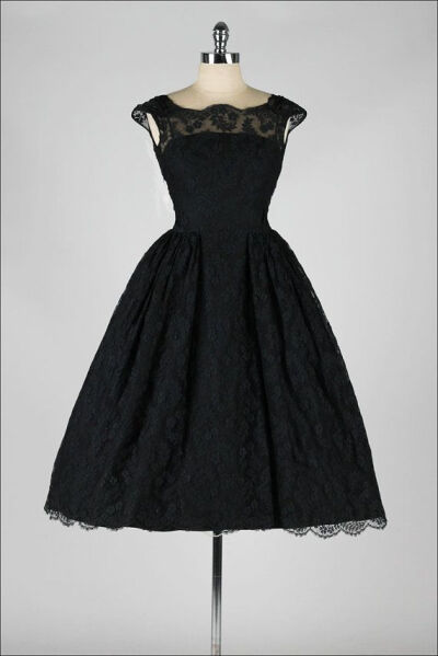 vintage 1950s dress . black chantilly lace . by millstreetvintage 黑色复古小礼裙。曦