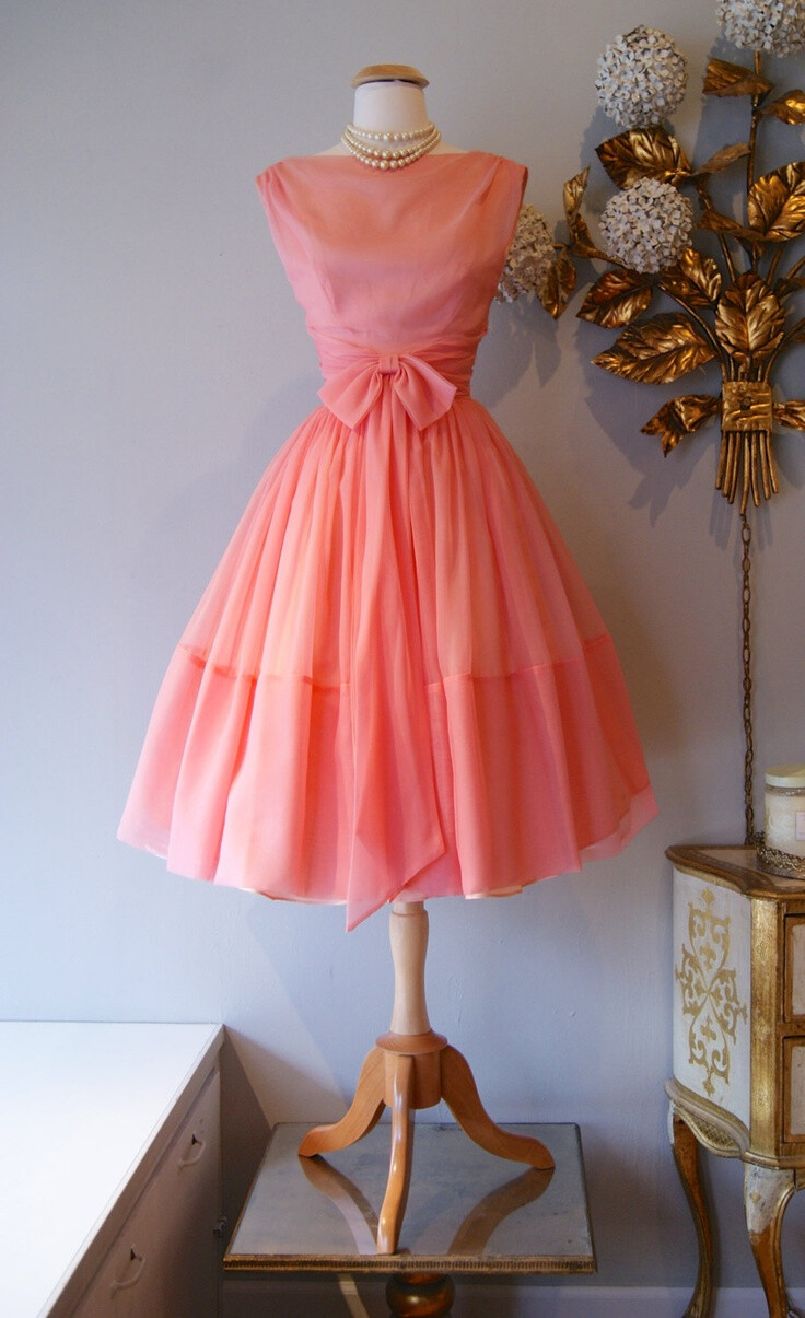 1960s Dress // Vintage 60s Dress // Vintage Peachy Pink Party Dress With Bow Size S. $248.00, via Etsy.复古小礼裙。曦