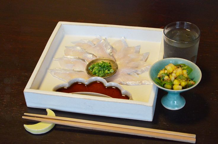 【太刀魚のお刺し身】梅雨もあけ、本格的な夏を迎えますね。旬の太刀魚は身がきらきらと輝いていました。付け合わせはコーンと万願寺の和え物。今日のお酒は、石川・農口酒造の「農口」山廃純米無濾過生原酒です