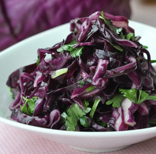 调料： 盐 适量 白糖 适量 白醋 适量 芝麻油 适量 鸡精 适量 凉拌紫甘蓝的做法： 凉拌紫甘蓝的做法图文步骤 1、紫甘蓝要每片剥下，清水洗净 2、切成细丝 3、放在大碗里加两勺盐拌匀，腌制十分钟http://jushipu.com/s…