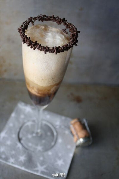 这个饮料叫“Root Beer Float”，据说原产地是墨西哥，现在在美国冷饮店很常见。而有创造力的老美还把这个口味做成蛋糕、冰淇淋、冰棍、果冻等等。而“Root Beer”的口味呢，黑暗也是蛮黑暗的，值得尝试啊！