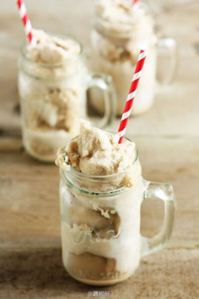 这个饮料叫“Root Beer Float”，据说原产地是墨西哥，现在在美国冷饮店很常见。而有创造力的老美还把这个口味做成蛋糕、冰淇淋、冰棍、果冻等等。而“Root Beer”的口味呢，黑暗也是蛮黑暗的，值得尝试啊！