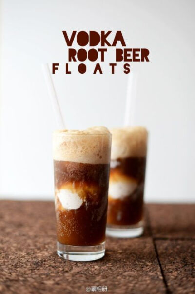 这个饮料叫“Root Beer Float”，据说原产地是墨西哥，现在在美国冷饮店很常见。而有创造力的老美还把这个口味做成蛋糕、冰淇淋、冰棍、果冻等等。而“Root Beer”的口味呢，黑暗也是蛮黑暗的，值得尝试啊！