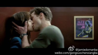 #五十度灰#首发正式版预告|Fifty Shades of Grey - Official Trailer (HD) 杰米·多南与达科塔·约翰逊主演，萨姆·泰勒-约翰逊，预计明年情人节档全球上映。这款预告片很大尺度哦，书里不少经典场景都有还原